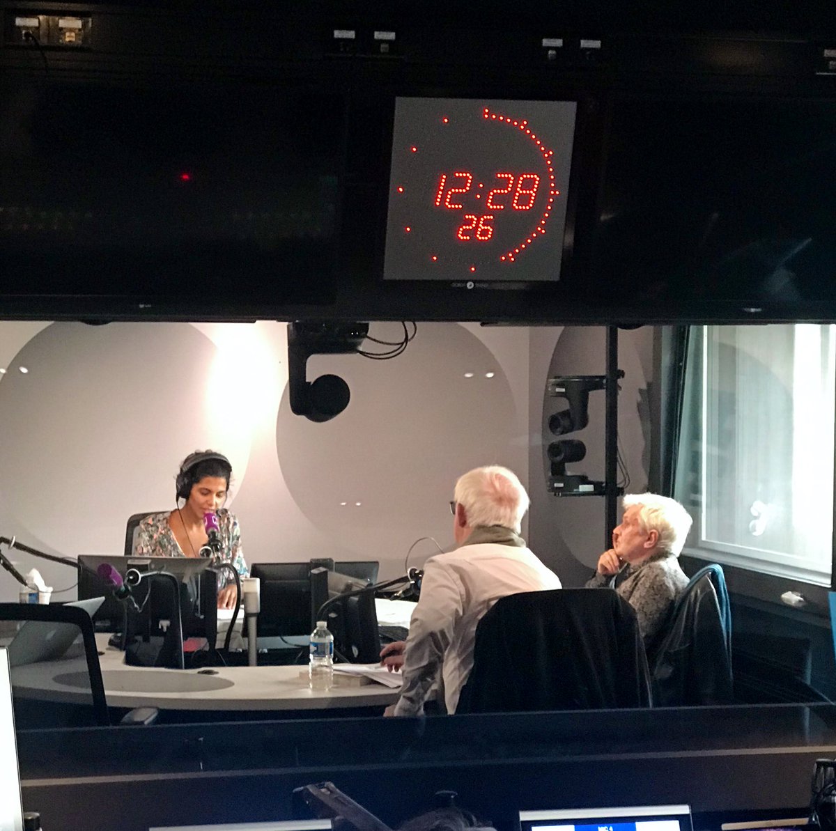 WhyFanny's tweet photo. « Nous avons le devoir éthique d’inciter les enfants à poser toutes les questions qui les traversent » Jean-Pierre Martin @EdAutrement & Denis Kambouchner @Ed_Flammarion autour de @louisetourret, dans Être et Savoir sur @franceculture. Sujet du jour : la Curiosité. 🙌 #soononair https://t.co/pQnQr3g9F2