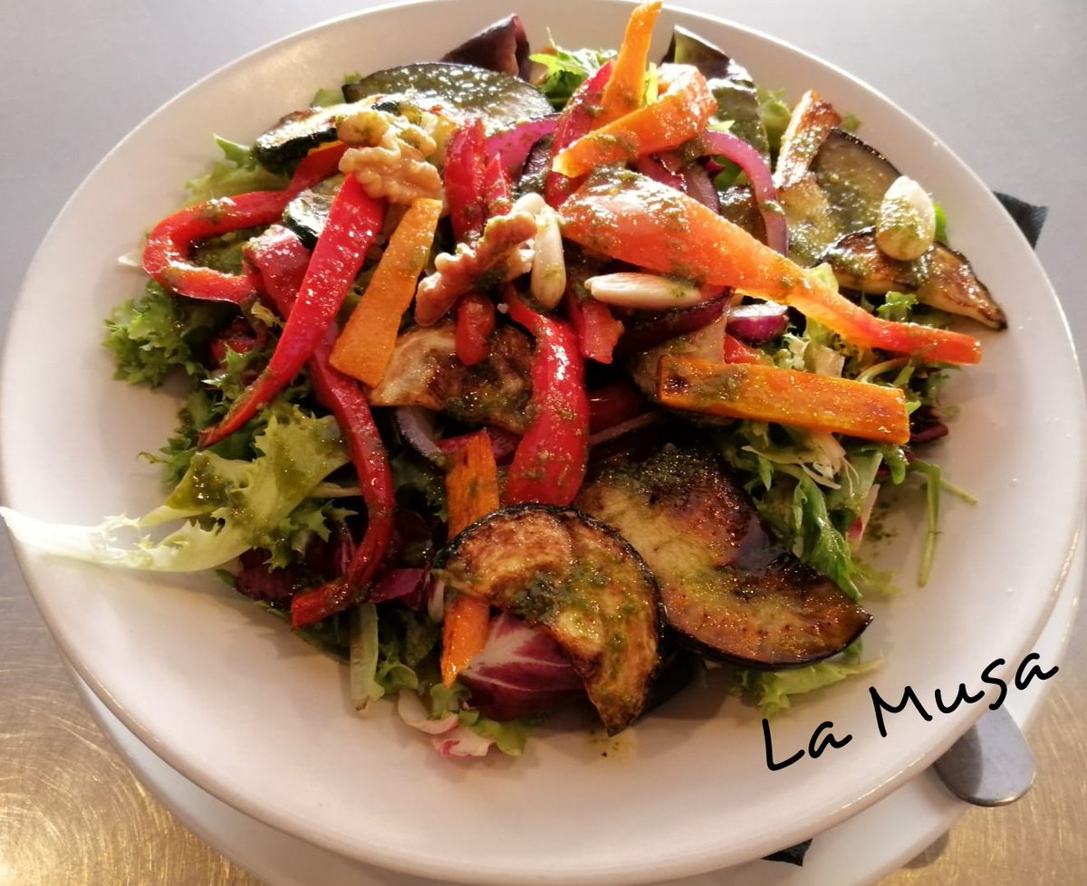 En #LaMusa comemos así de rico... Mmmmmm suculentas #ensaladas que harán que repitas!! Ven a vernossss!! Te esperamos!!

#LaMusaSalamanca #LaMusabar #comerenSalamanca #Salamancabares