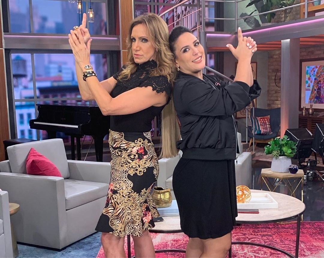 Angelmixvale's tweet photo. @angelicavale @despiertamerica @juliangil @Raultvgonzalez @angelicavale en @ElGordoyLaFlaca junto a @liliestefan y @rauldemolina #DavidEnrique #DCanton @DespiertaAmerica #MaiaBullrich #HolaTv promociona  #SeisManos #Garcia👊👩‍✈️🤗#Netflix https://t.co/gw7XSe7m9n
