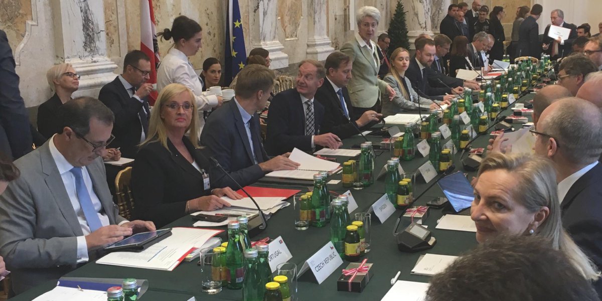 BMWE_'s tweet photo. StS'in #DörrVoss bekräftigt gemeinsame Forderung bei #FriendsofIndustry nach einer langfristigen #EU-#Industriestrategie: "Richtige Rahmenbedingungen &amp; mehr Investitionen in Zukunftstechnologien sichern Technologieführerschaft, Klimafreundlichkeit &amp; wirtschaftliche Souveränität." https://t.co/1eolOSDZHm