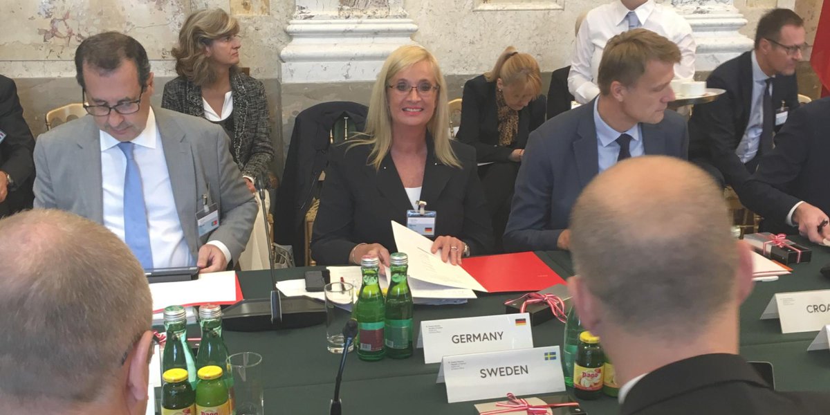 BMWE_'s tweet photo. StS'in #DörrVoss bekräftigt gemeinsame Forderung bei #FriendsofIndustry nach einer langfristigen #EU-#Industriestrategie: "Richtige Rahmenbedingungen &amp; mehr Investitionen in Zukunftstechnologien sichern Technologieführerschaft, Klimafreundlichkeit &amp; wirtschaftliche Souveränität." https://t.co/1eolOSDZHm