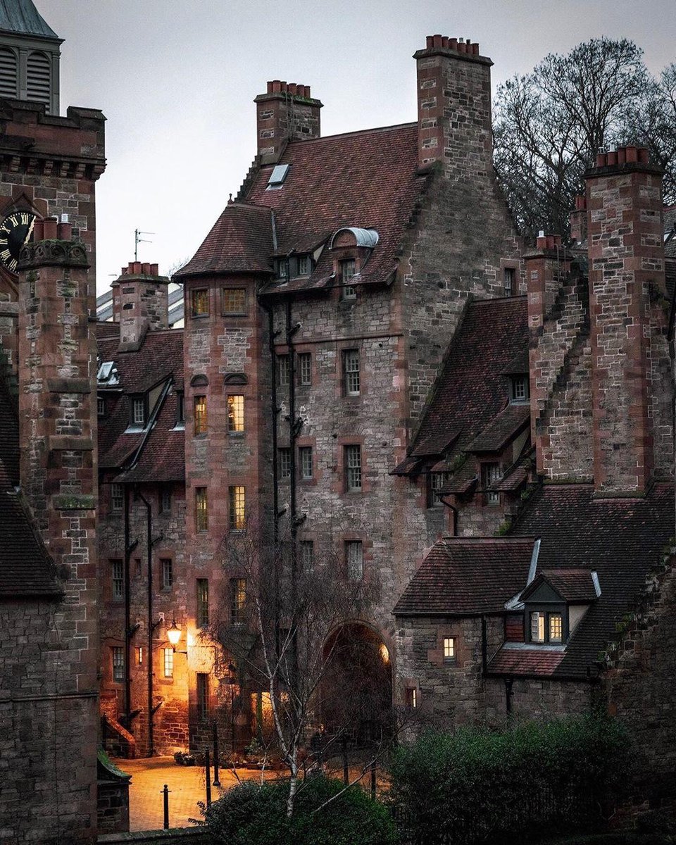 A perfect evening in a hidden corner of #Edinburgh! 😍👌 #ThisisEdinburgh 📍 Well Court, #DeanVillage 📷 IG/viewofedinburgh