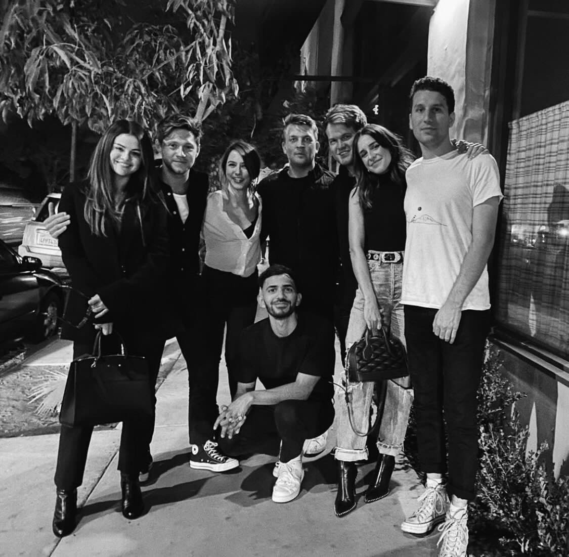 _selenagomezpt's tweet photo. Selena Gomez, Niall Horan com amigos na noite passada. 🖤 https://t.co/AQP74rRPte