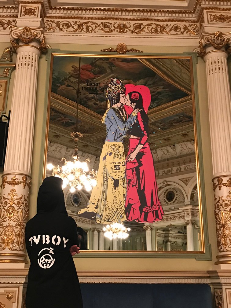 😲😲 @tvboyofficial irromp al Saló dels Miralls! 
Turandot i Carmen immortalitzades per l'artista urbà. Les podreu veure durant  les funcions de 'Turandot'
👇
liceubarcelona.cat/ca/tvboy-al-sa…

#TurandotLiceu
#Liceu20