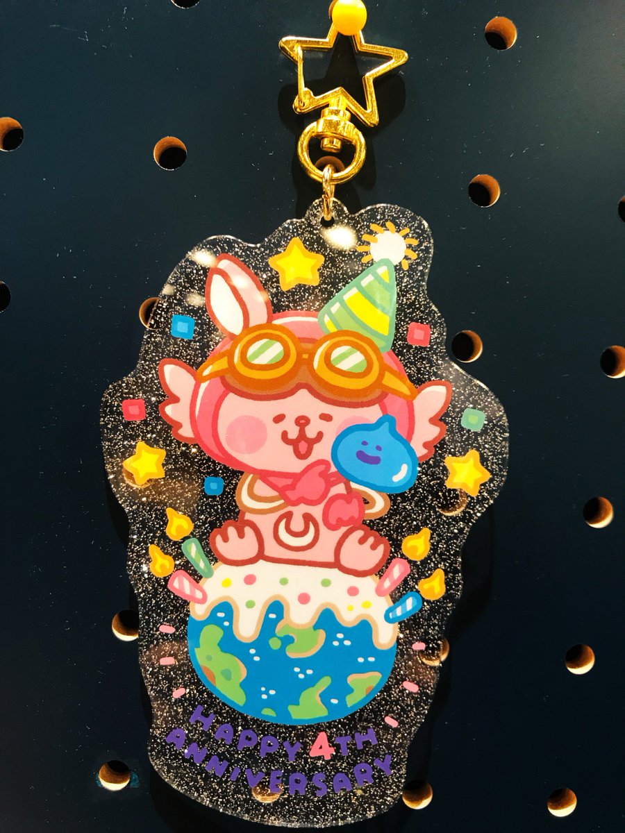 星のドラゴンクエスト 星ドラ 公式 星ドラ 4周年ギガ生誕祭 星ドラオフィシャルグッズ販売 ももん屋 で販売を予定している新商品をご紹介 カナヘイ先生による4周年記念イラストのアクリルキーホルダーです ラメ入りでゴージャスに輝きますよ 星のドラゴンクエスト 星ドラ 公式 星ドラ 4周年ギガ生誕祭 星ドラオフィシャルグッズ販売 ももん屋 で販売を予定している新商品をご紹介 カナヘイ先生による4周年記念イラストのアクリルキーホルダーです ラメ入りでゴージャスに輝きますよ