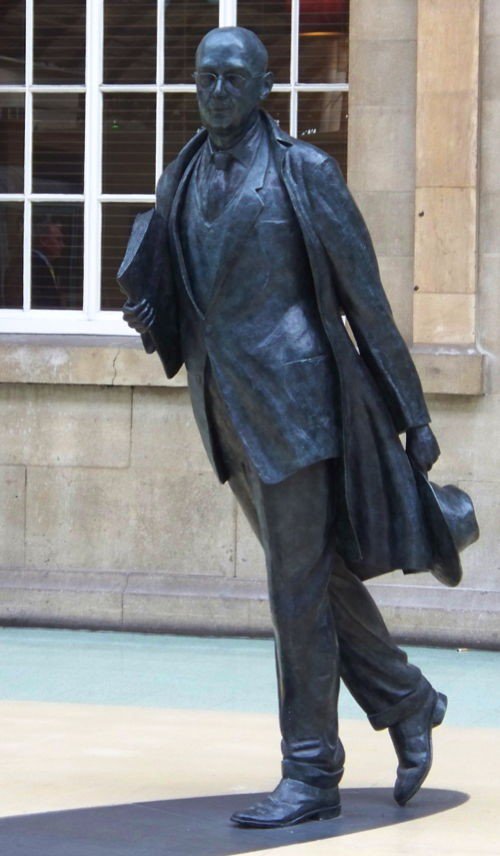 HistoryTroupe's tweet image. Poet and jazz enthusiast #PhilipLarkin (1922-85) died in #Hull on 2 December 1985. Although born in Coventry, he worked for many years as librarian at #HullUniversity. He was commemorated by a series of decorated toads. See how many you can find!

#OTD #History #Heritage Toads