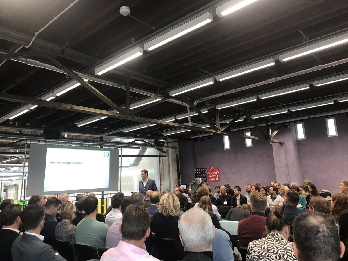 Het debat is begonnen onder leiding van <a href="/maartenbouwhuis/">Maarten Bouwhuis</a> tijdens het congres van <a href="/C2CBouwgroep/">C2CBouwgroep</a> <a href="/icdubocentrum/">ICDuBo</a> in Rotterdam! #materiaalpaspoort  #CradletoCradle