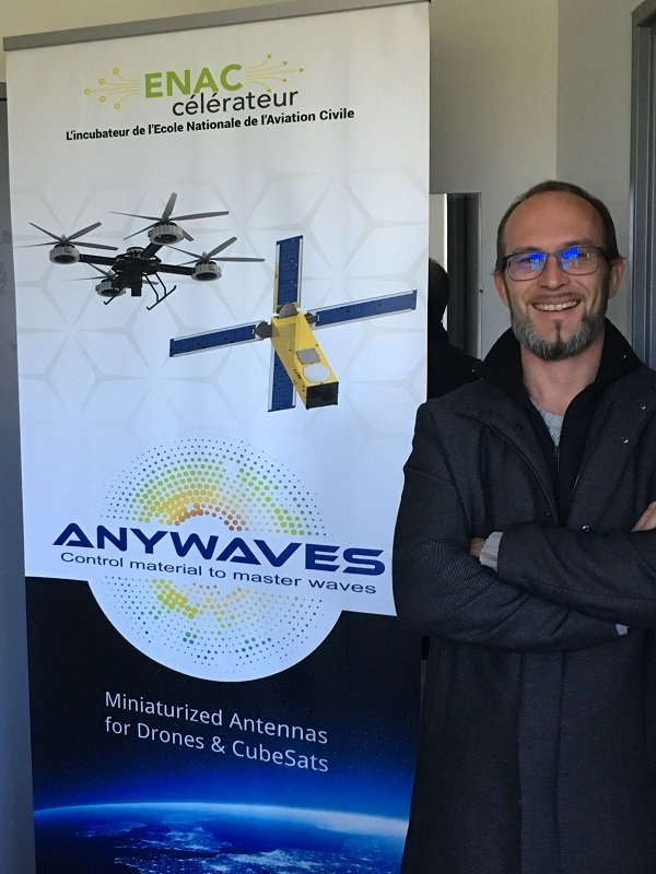 ESABICSudFrance's tweet image. Créée il y a deux ans, la spin-off @ANYWAVES1 prend son envol et ambitionne d&apos;être au premier rang mondial des antennes miniaturisées pour les satellites.
#SpaceSolution #Innovation