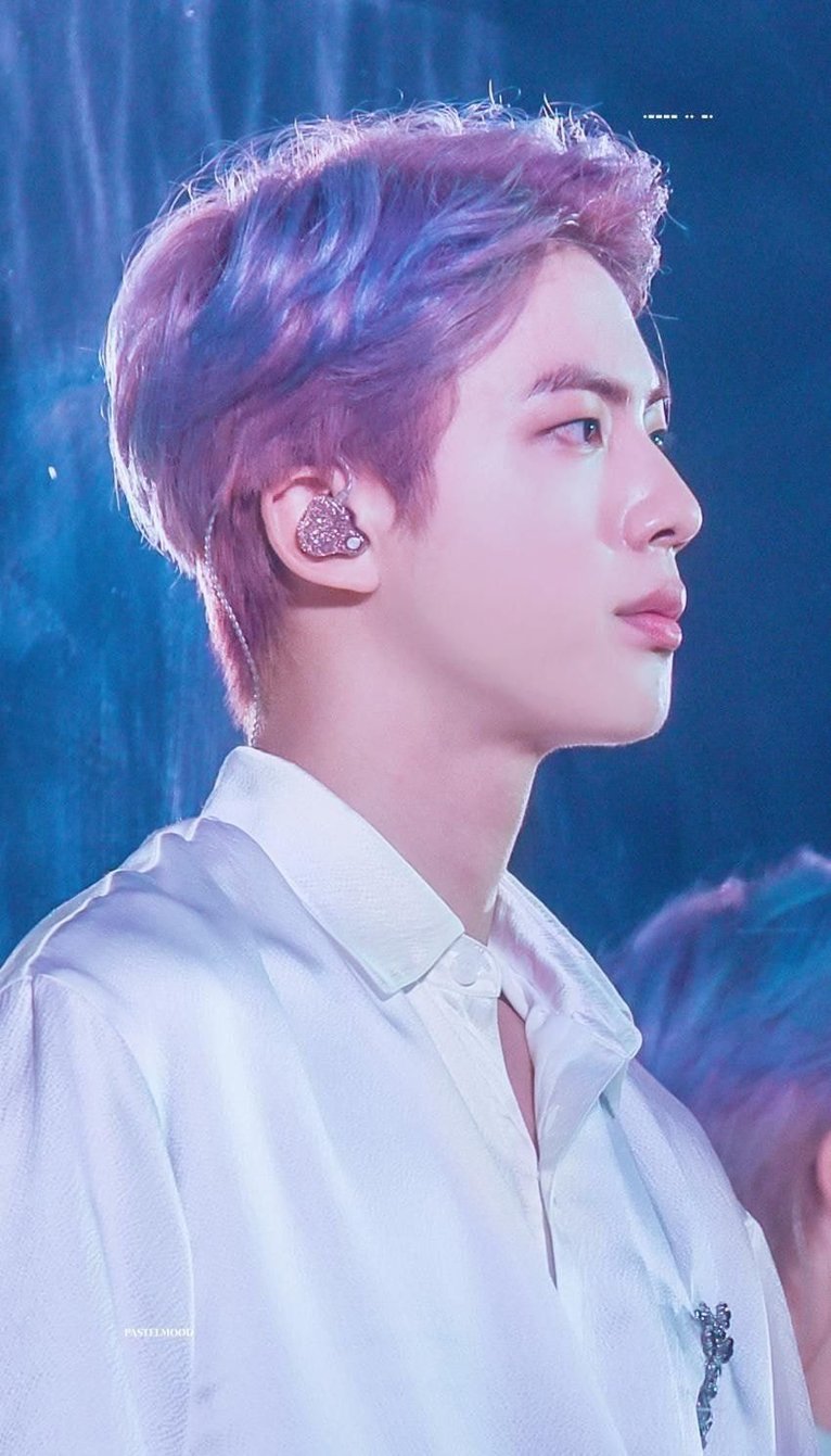 his face is so baby but HIS SHOULDERS 😳😳😳 . . #seokjin #jin