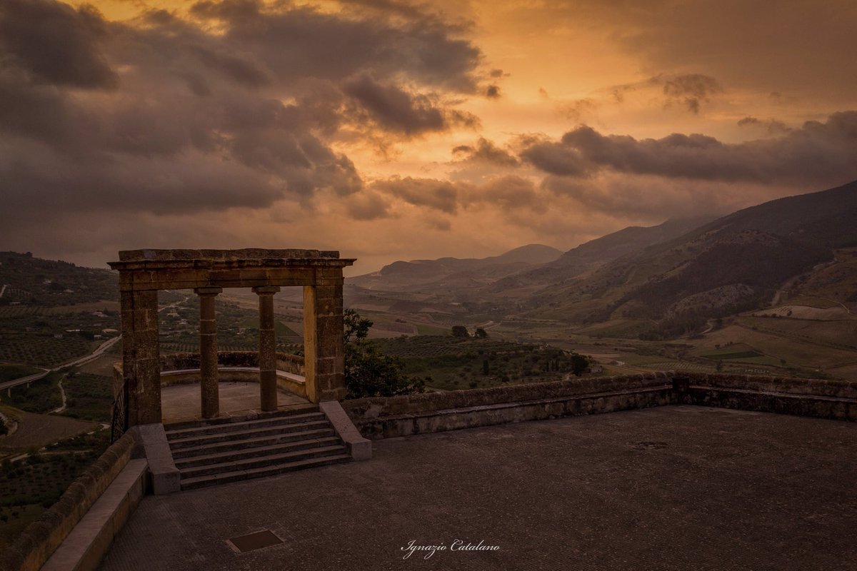 Buona serata dalla Terrazza del Calvario, il punto più alto e panoramico dell'incantevole #borgo di #SambucadiSicilia.

visitsicily.info/sambuca/

📷 Ignazio Catalano Ph