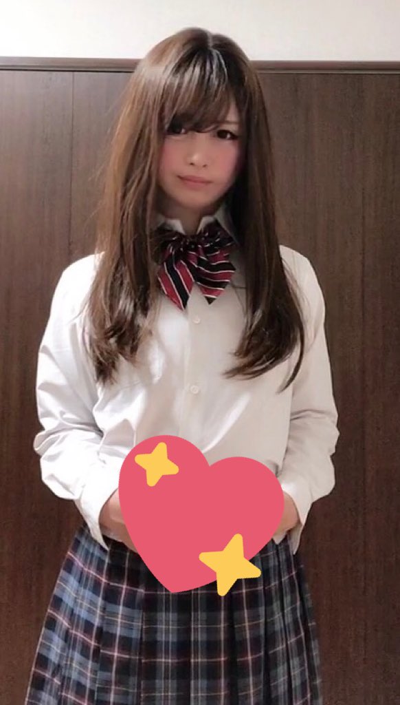 みのり 女装の先生 肩幅が広くて悩んでる女装さん聞こえますか 姿勢です 姿勢を整えるのです 肩甲骨を寄せて肩を落とすのです それだけでかなり肩幅が狭くみえて 女性らしい姿勢になるのです 姿勢を意識しましょう 普通の姿勢 意識した姿勢