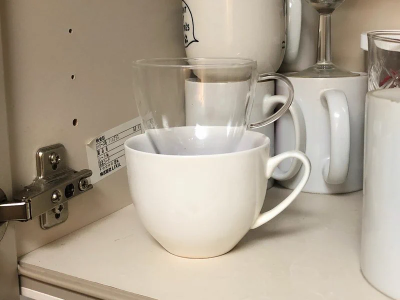 食器棚を開けた結果？食器が幽体離脱www