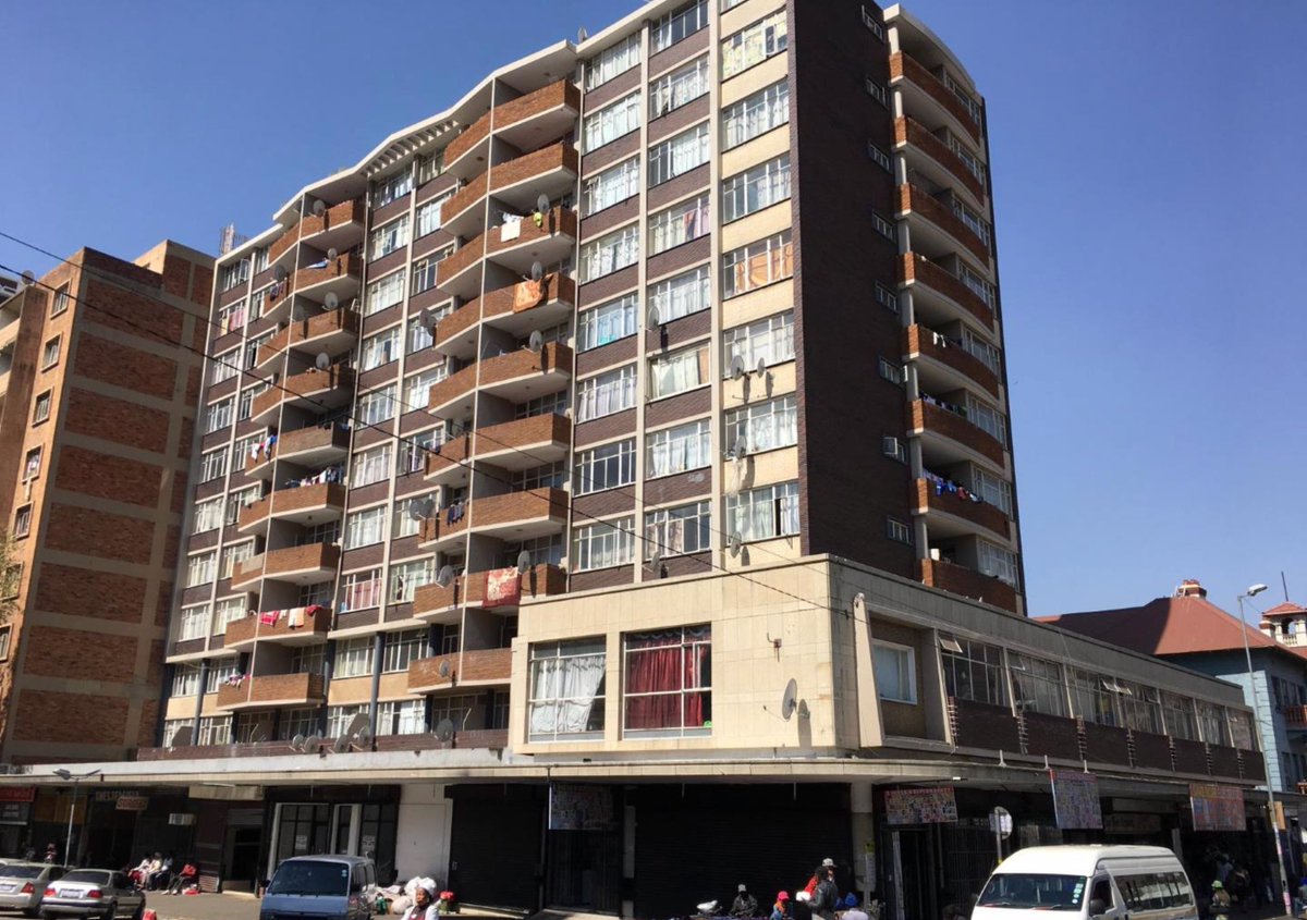 TargetReal's tweet image. Building for sale–JOUBERT PARK
54 flats and 11 retail shops
2 x 3 bedroom,36x2bedroom,15x1bedroom,1xbachelor
Basement parking
2xlifts
Close to Taxi Rank,Rea Vaya,Shops and Educational Institutions
Asking price R29 750 000-00(excl VAT)
Contact Jenny on 082 850 7171 or 011 440-7373