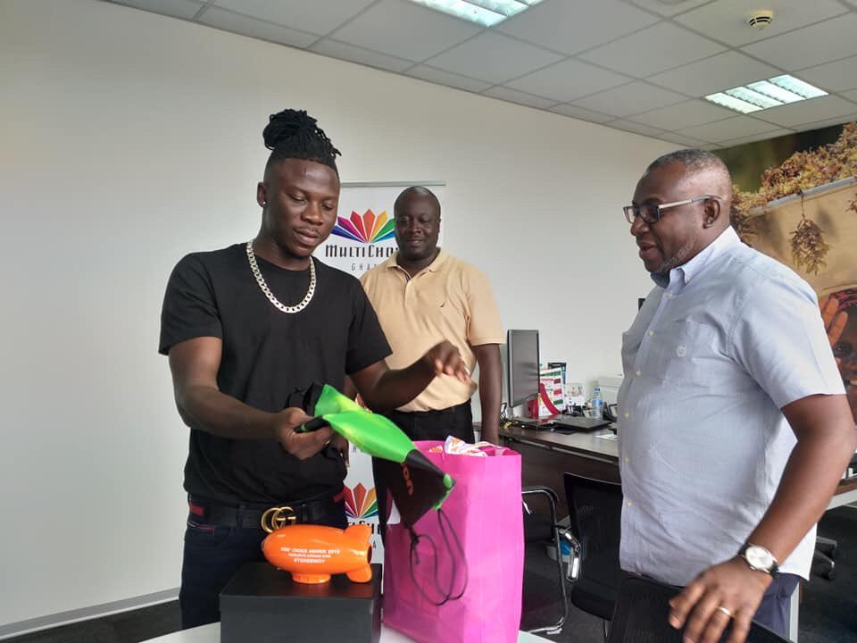 Livingstonegh11's tweet photo. Managing Director of MultiChoice Ghana, Cecil Sunkwa-Mills, has presented multiple award-winning Dancehall artiste Stonebwoy, his award for emerging Favourite African Star at the Nickelodeon Kids Choice Awards 2019.
#KidsChoiceAwards2019 Congratulations KING 👑 @stonebwoyb https://t.co/bQrU7lfvS8