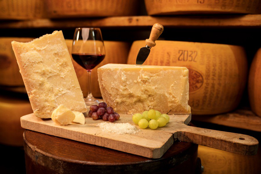 Realia_srl's tweet photo. Dal 18 ottobre i #Dazi americani che si abbatteranno sui prodotti #MadeinItaly colpiranno anche uno tra i prodotti italiani più famosi: il #ParmigianoReggiano le imposte dagli attuali 2,15 dollari al chilo passeranno a circa 6 dollari al chilo.
https://t.co/7ZY7qwESNt https://t.co/4kQcm69tWU