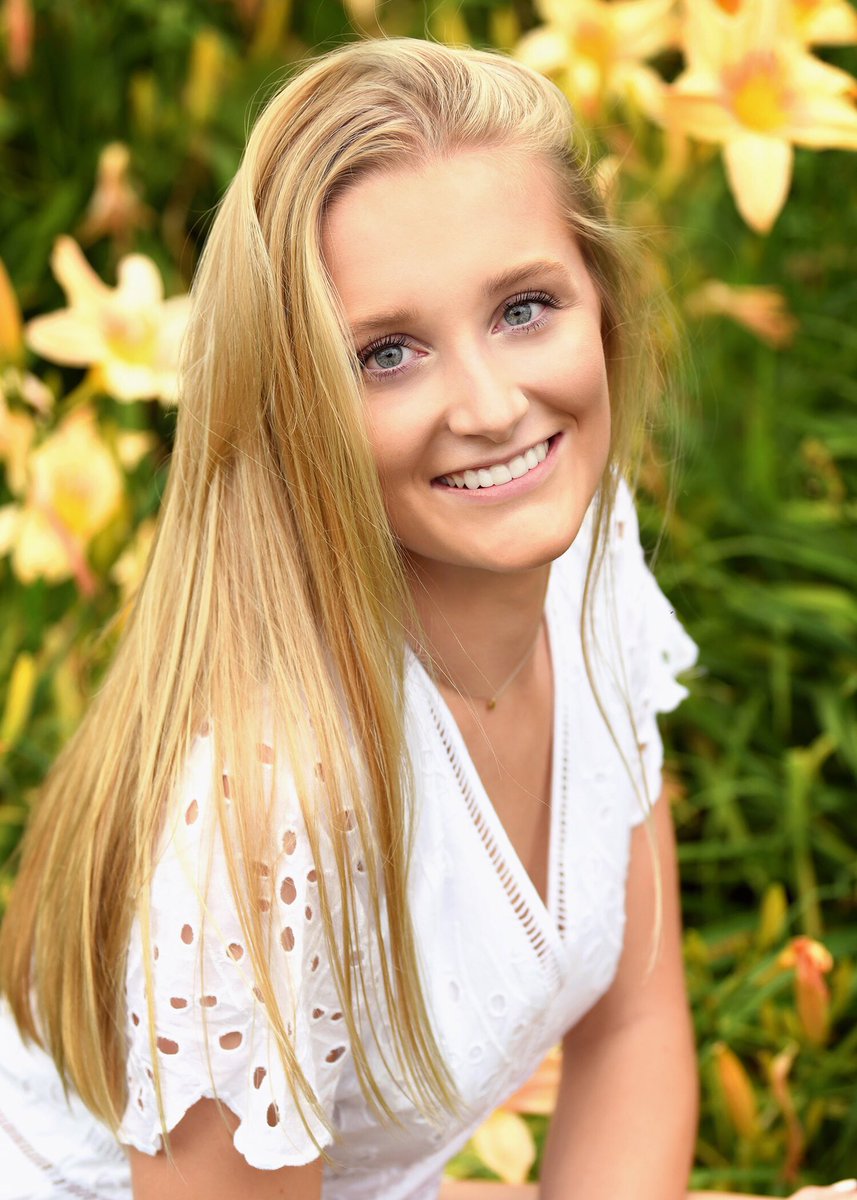 🚨 SENIOR SPOTLIGHT:Captain Mimi Meadows 🚨 
When asked to give advice to underclassmen Mimi said, “My advice for underclassmen is to
not stress too much about school because everything will work out and
also don't take anything for granted because the time actually flies by.”