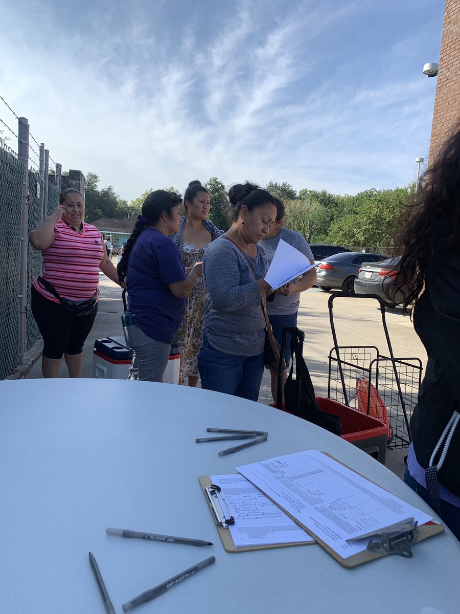 marig2515's tweet photo. It’s an amazing morning at Whittier Elementary! We have the truck of the month provided by The Houston Food Bank. Thank you #cishouston! @WhittierES_HISD @cishouston @HISDEastArea https://t.co/yIafzD6NTu