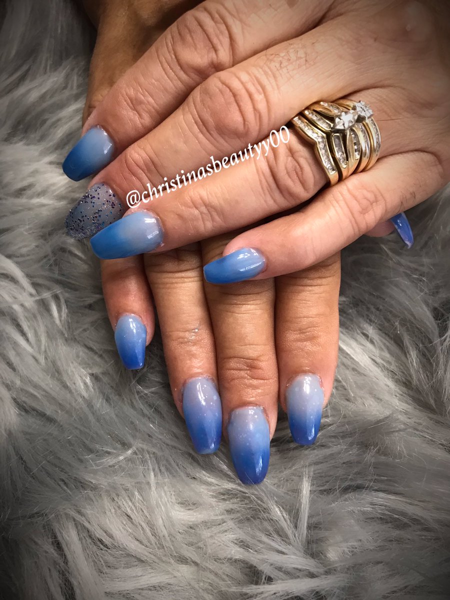 Feeling blue 💙😫 
#nails #temperaturenails #colorchangingnails #coffinnails #selftaughtnailtech #clawedbychristinasbeauty00 #glitternails #acrylicnails #floridanailtech #miasecret #lagunamoonnails