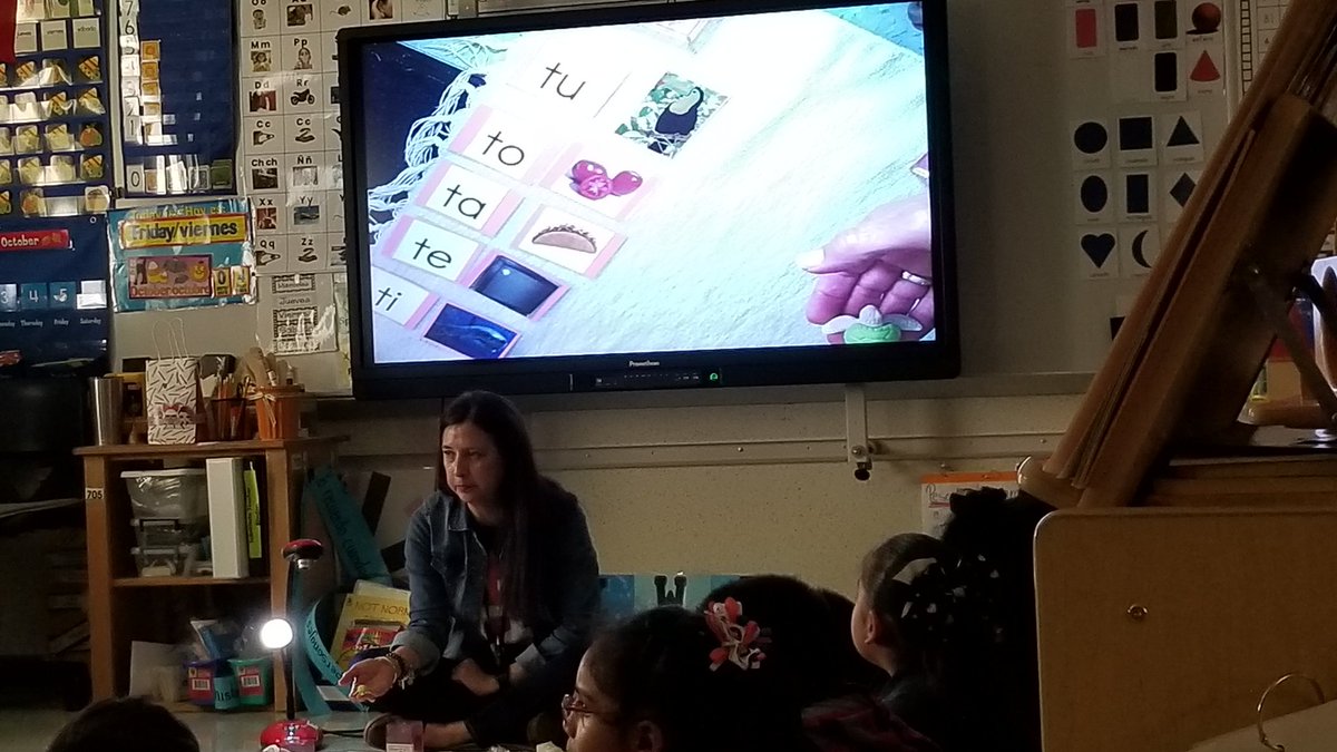 JuanToscanoG's tweet image. I love how Ms.Rendon is modeling the beginning syllables and how to use them in sentences #TheMontessoriWay 
#KeebleONEteam 
@DrA_Marshall @Jennifer_Dixon4 @anwilson_1st