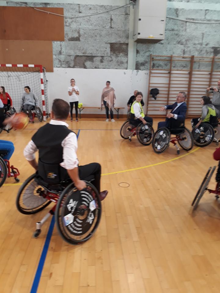 L’#ecoleinclusive voulue par <a href="/jmblanquer/">Jean-Michel Blanquer</a> et <a href="/s_cluzel/">Sophie Cluzel 🇨🇵🇪🇺</a> passe par la connaissance réciproque. Le sport permet cela ! Un projet formidable de rencontre entre élèves <a href="/LPDarcheLongwy/">LP Darche, Longwy</a> et des pers. en sit de handicap dans le cadre <a href="/unssncymtz/">UNSS_Nancy-Metz</a> Merci aux profs, perdir, éducateurs ! #sport