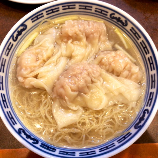 孤独のグルメ情報 非公式アカウント 香港海老雲呑麺 980円 は注文が入ってから包む 海老ワンタンが超絶に美味しい 皮を割ってみると嘘 ってくらいに海老がゴロゴロ 麺は極細ですがギリギリでコシがあり やさしい塩味スープがしっかりと絡みます