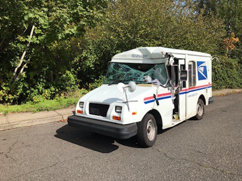 KATUNews's tweet photo. Police identify woman suspected of stealing mail truck, crashing into TriMet lift bus https://t.co/LunAwoGfH8 https://t.co/oq9QJY88NG