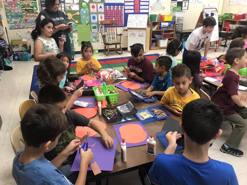 rosemariemunoz_'s tweet image. Getting creative with our buddy class @NISDFernandez @NISD_ECE #buddyclass #lovemykinders #makinglegends