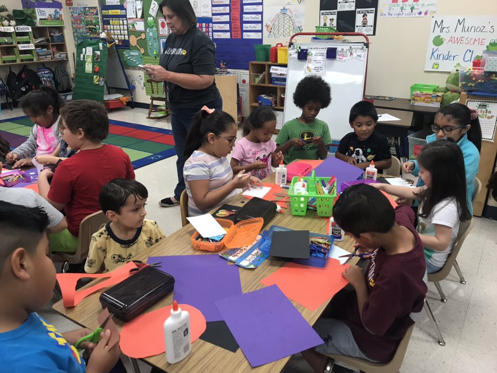 rosemariemunoz_'s tweet image. Getting creative with our buddy class @NISDFernandez @NISD_ECE #buddyclass #lovemykinders #makinglegends
