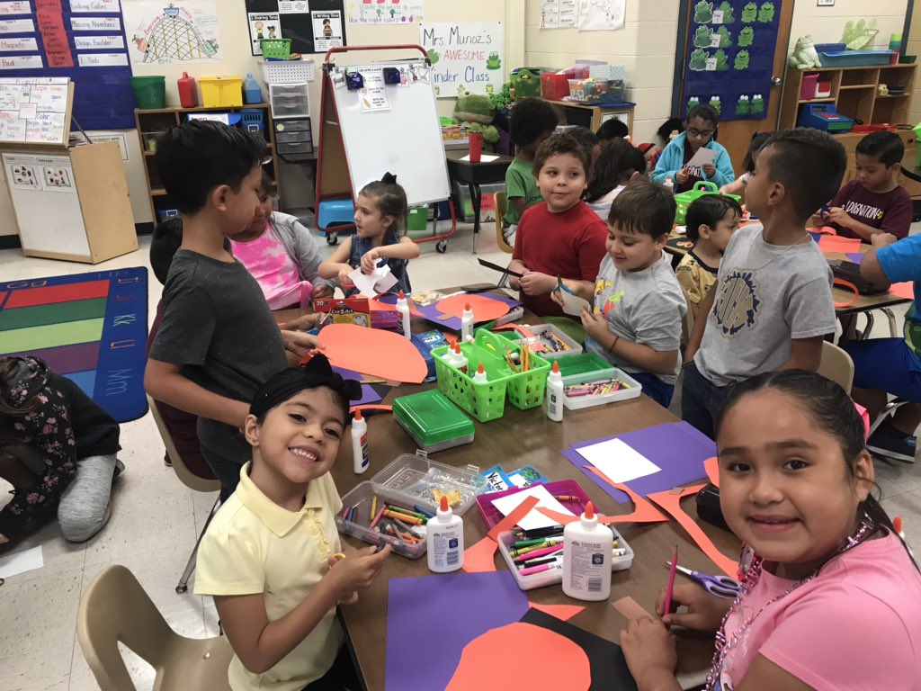 rosemariemunoz_'s tweet image. Getting creative with our buddy class @NISDFernandez @NISD_ECE #buddyclass #lovemykinders #makinglegends