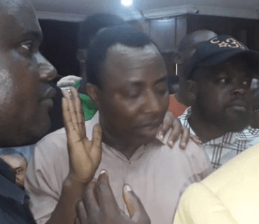 TopMobileSoln's tweet photo. Video: Omoyele Sowore Declines DSS Instructions https://t.co/VQ4YV6WQCr https://t.co/AEdYhOTrBl
