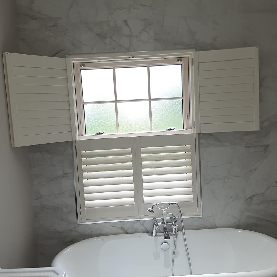 BrantryBlinds's tweet photo. Tier on tier classic shutter fitted earlier in this gorgeous bathroom.
Slat width is 76ml &amp; colour is "pearl"  fitted with hidden tilt &amp; in a 4 sided L frame.  
Due to the taps obstructing the opening this panel configuration is the perfect solution. https://t.co/TQze09ZnTs