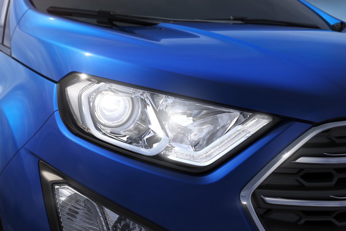 Ford_uy's tweet photo. La nueva #FordEcoSport Titanium cuenta con un renovado diseño exterior: techo solar con apertura y cierre eléctrico, grilla delantera con barras cromadas, faros delanteros de Xenón con luces diurnas de LED y faros antiniebla de diseño triangular. 
Desde USD 31.990 #Multimotors https://t.co/9NWp32rPaU