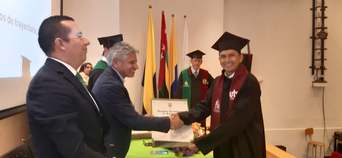 Unidades_UTS's tweet photo. #GradosUTS #Barrancabermeja 🎓📜
El rector #UTS profesor Ph.D. @olengerke graduó a 48 estudiantes que terminaron con éxito su formación tecnológica y profesional en las Unidades Tecnológicas de #Santander – Barrancabermeja.
➡️ https://t.co/HVGL4MQFxH
#SoyUteísta 🍏 https://t.co/SUC83aT0li