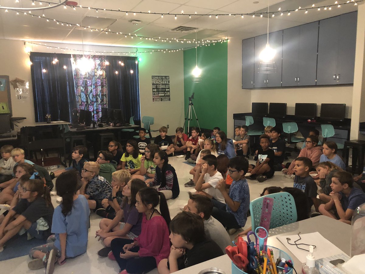 AshleyWhatley7's tweet photo. 4th Grade Technology, Steam and Art enjoying a end of rotation movie! #OurWhy #AllInAllOurs #cSi1920 https://t.co/yJlpXWoktc
