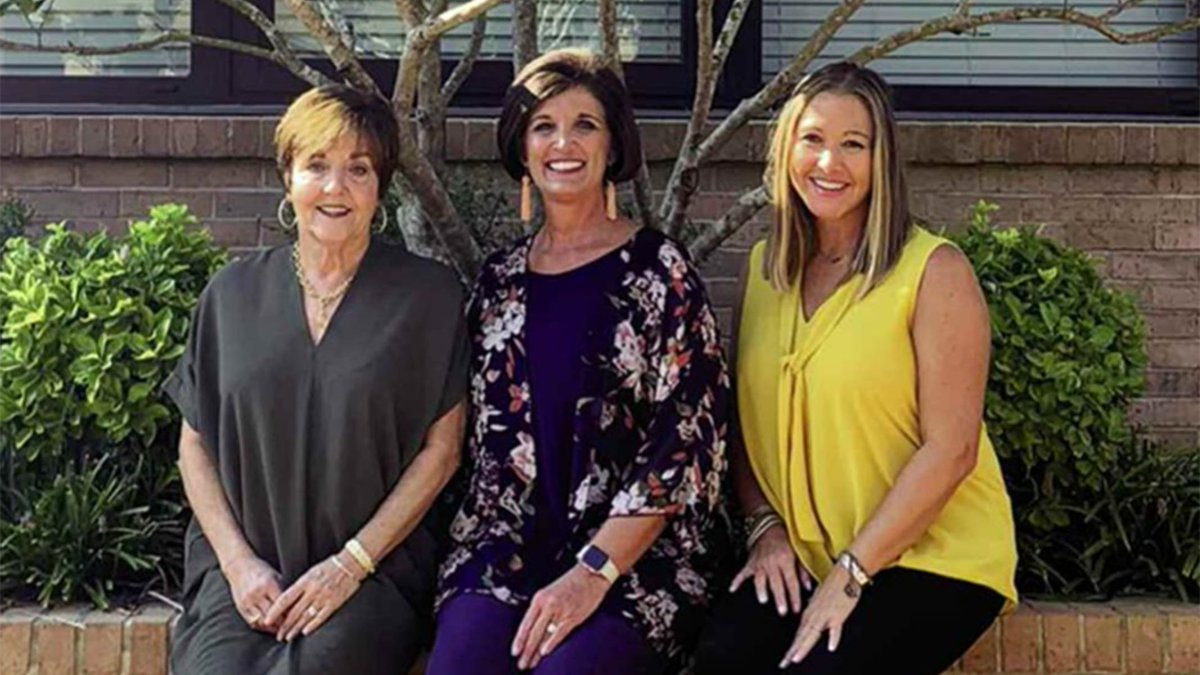 PillowAcademy's tweet photo. Congratulations to our Greenwood Commonwealth's People's Choice Winners: Jan Locke, Best Teacher K-6, Heather Johnson, Best Teacher 7-12, and Pam Tribble, Best Secretary! https://t.co/KkOIjHQfW0