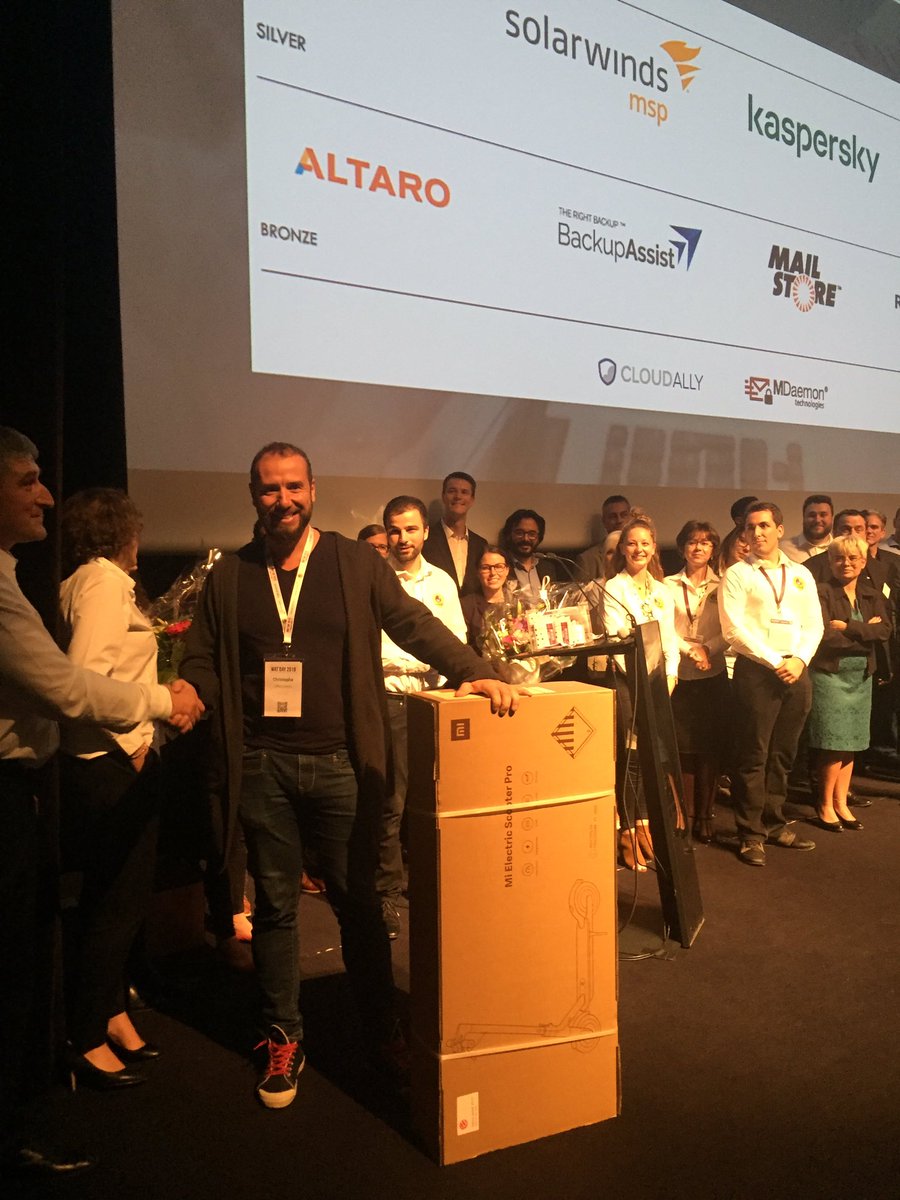watsoft_com's tweet photo. 🎁Terminons cette journée avec la remise des cadeaux du jeux concours ! Bravo aux gagnants!🎁#watday #partage #sponsors #surprise https://t.co/1oXLBlpIGw