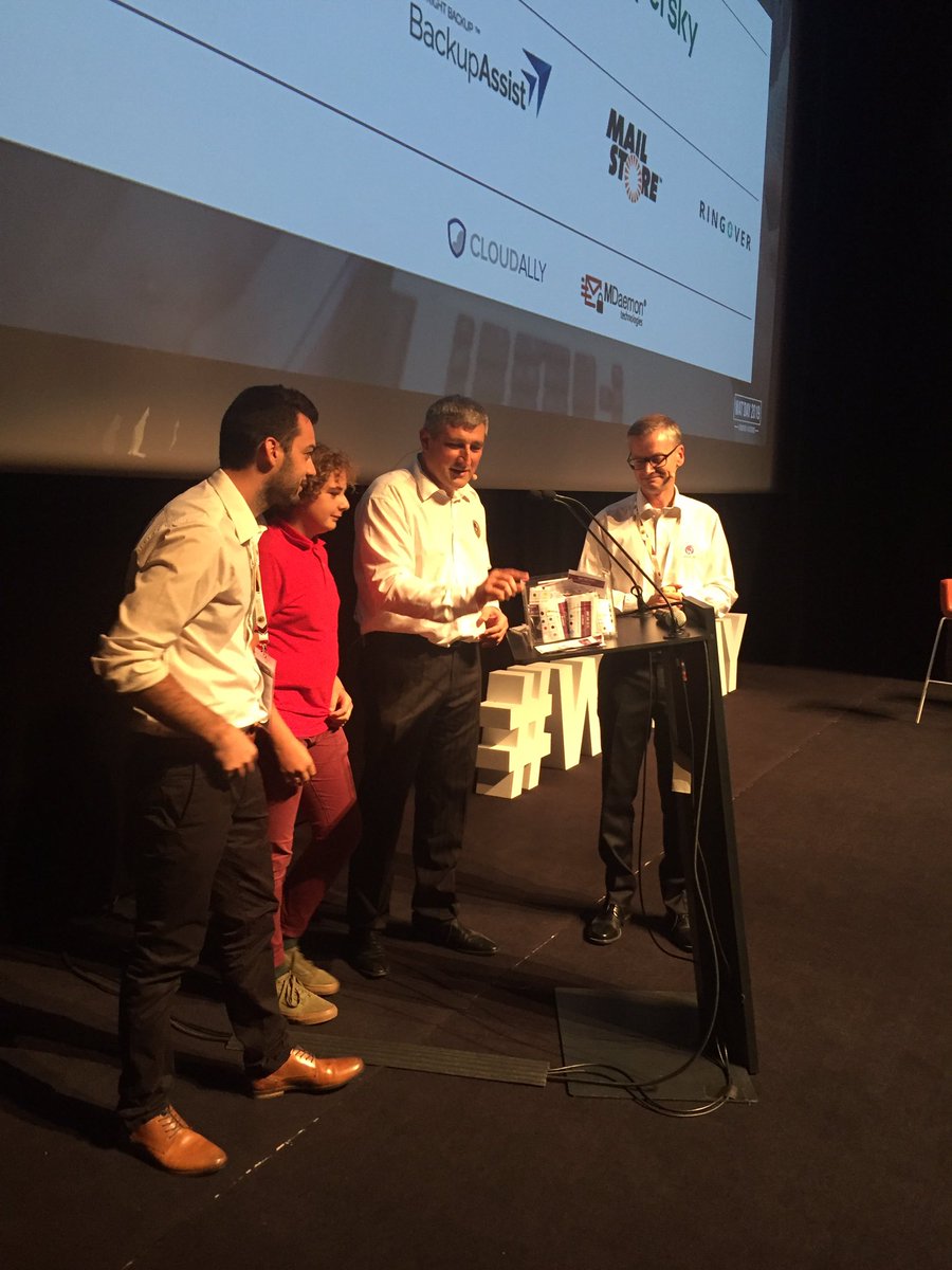 watsoft_com's tweet photo. 🎁Terminons cette journée avec la remise des cadeaux du jeux concours ! Bravo aux gagnants!🎁#watday #partage #sponsors #surprise https://t.co/1oXLBlpIGw