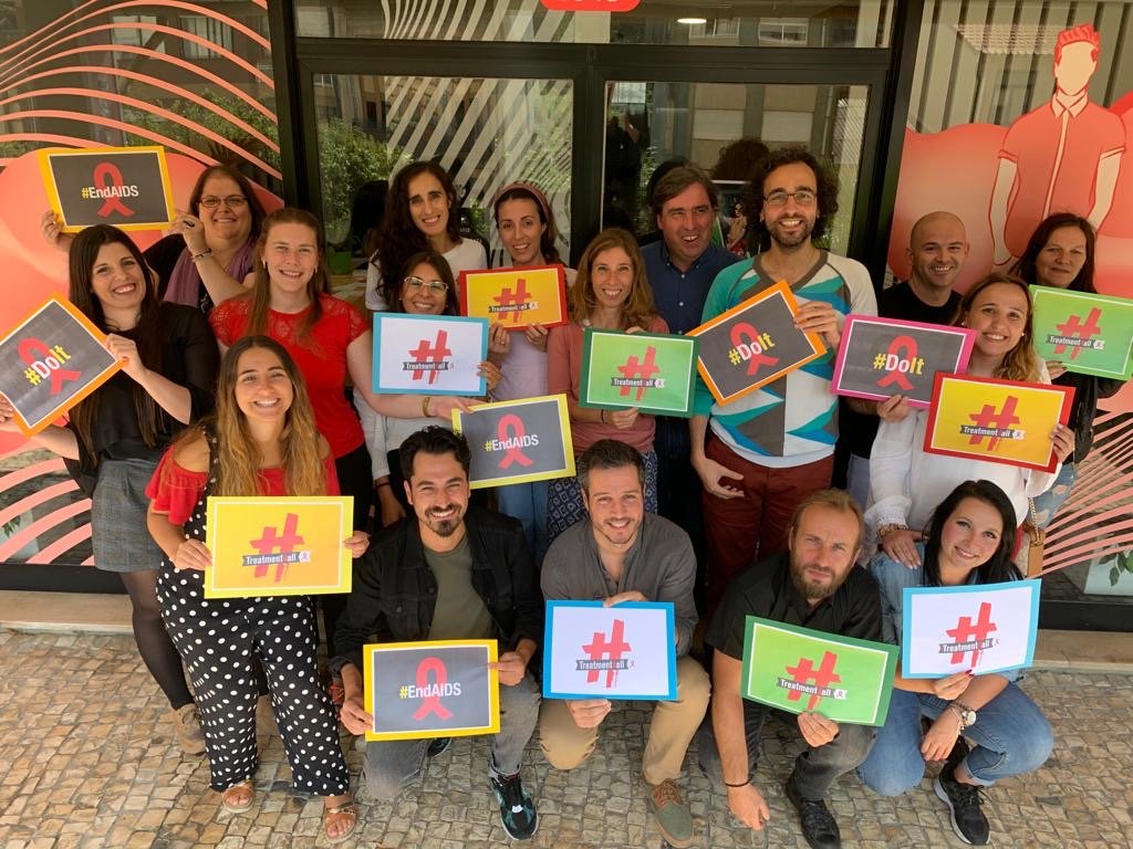AssocAbraco's tweet photo. Dia 10 de outubro, será um dia em que os líderes mundiais poderão garantir um mundo sem e livre de VIH/SIDA, às gerações futuras! A @AssocAbraco aderiu à campanha internacional da @SolidariteSida #Treatment4all
Acabar com o VIH/SIDA é possível. 
+inf https://t.co/h3g6GBbrsw https://t.co/Yb04USRq5K