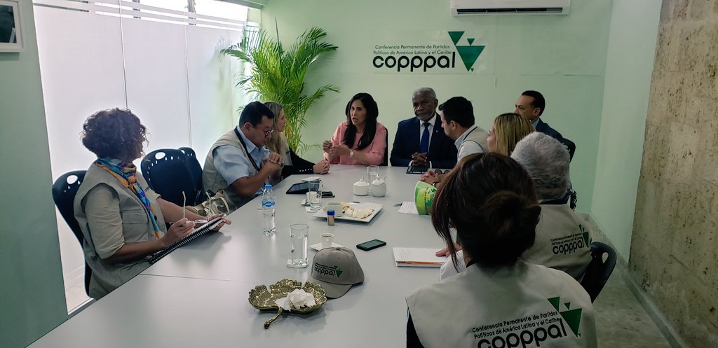 CopppalObserva's tweet photo. #RepúblicaDominicana
Junto a @MaritzaH2020 y @ParedesMelanio, pre candidatos presidenciales del #PLD, la misión evalúa el camino transitado hacia las elecciones del domingo.
#CopppalObserva https://t.co/6QuU4lR2jQ