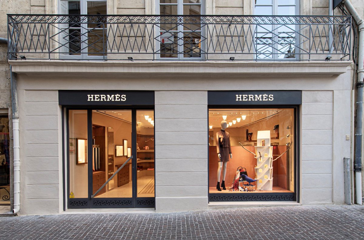 Гермес товар. Гермес Париж. Дом Hermes в Париже. Магазин Hermes в Париже. Флагманский бутик Hermes в Париже.