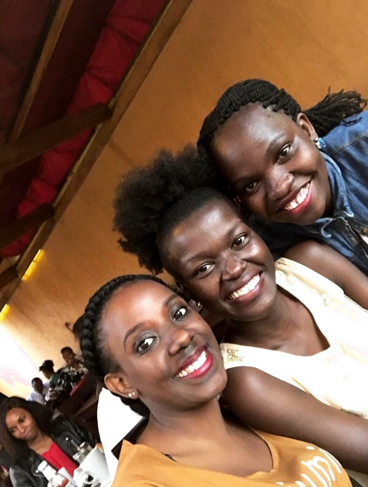 fioneezy's tweet photo. #KlaPhotoWeek19 

Theme : Selfie 

Flashing teeth with some of my people 😂💕 

#WorldSmileDay https://t.co/3EqxdoRr0C