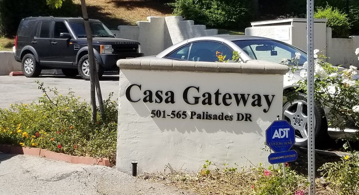 premiumsignsca's tweet image. This #monumentsign is part of a large #signpackage for the #PacificPalisades' #affordableliving community, #CasaGateway. The laser cut acrylic lettering are installed on a monument structure at the entrance to the community. Read more: pst.cr/NQxWe