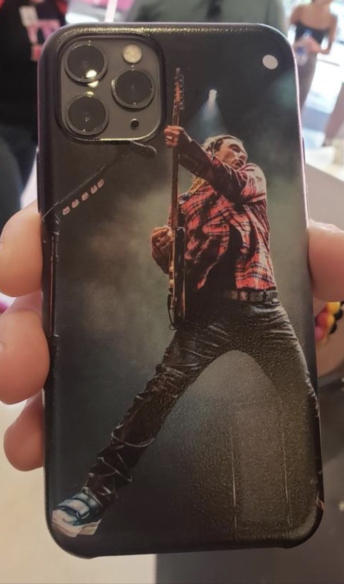 reTHAIrd's tweet photo. Time to show off some of my custom cases from #TheCaseShop @TMOVegasStrip Today Iโm highlighting some Rock N Roll with @GavinRossdale of @bushofficial Canโt wait for next weeks show in #Vegas If youโre in Vegas come on in and design your own! ๐ค https://t.co/6ORWKTC88q