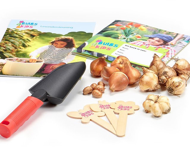 Behalve de prachtige titel "De leukste juf van Nederland 2019" krijgt juf Hanneke samen met haar klas ook een lespakket van Bulbs4Kids. Als ze met elkaar dit najaar de bollen poten, heeft de hele school hier in het voorjaar nog een keer plezier van!