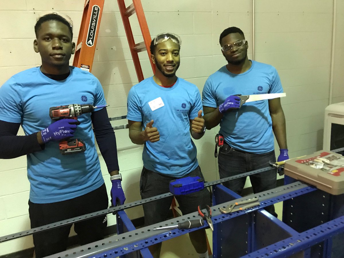 mcslivesunited's tweet photo. Successful shelf removal team at JCPS CAP #GEADay ⁦@JCPSKY⁩ ⁦@MetroUnitedWay⁩ https://t.co/AS8kPjBJtG