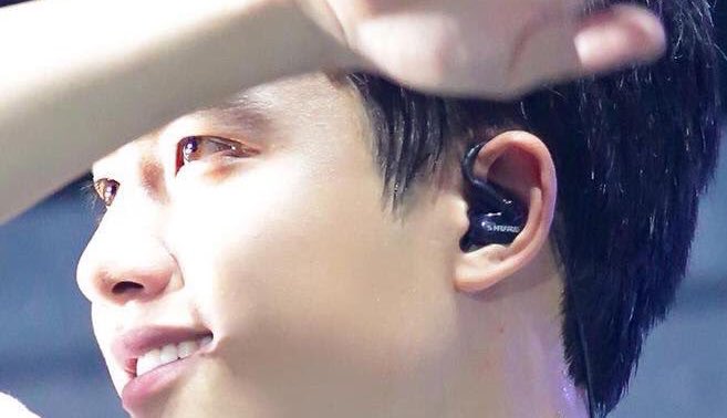 *•.¸♡ 𝐃-𝟒𝟕𝟗 ♡¸.•*Stupid me forgot the time again I am so inlove with those brown eyes  #도경수  #디오  @weareoneEXO
