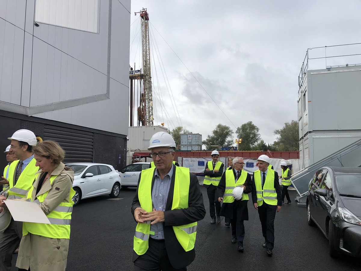 JPierre_Moneger's tweet photo. Grâce au forage géothermique et la future chaufferie biomasse, le réseau de chaleur alimentera le quartier avec 80% d'énergies renouvelables ! 👏🏼  Un projet qui s'inscrit complètement dans la #TransitionEnergétique https://t.co/CfMxgnpKRq