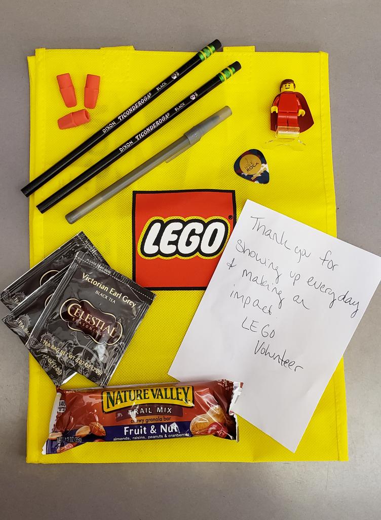 GrayMusicCorner's tweet photo. Today I received an unsolicited swag bag from one of our supporters, @littlekidsrock. This made my day! Thank you! #goodpencils #teachersnacks @HPSArtsWellness @NaylorKnights https://t.co/Qwh3PS3SGB