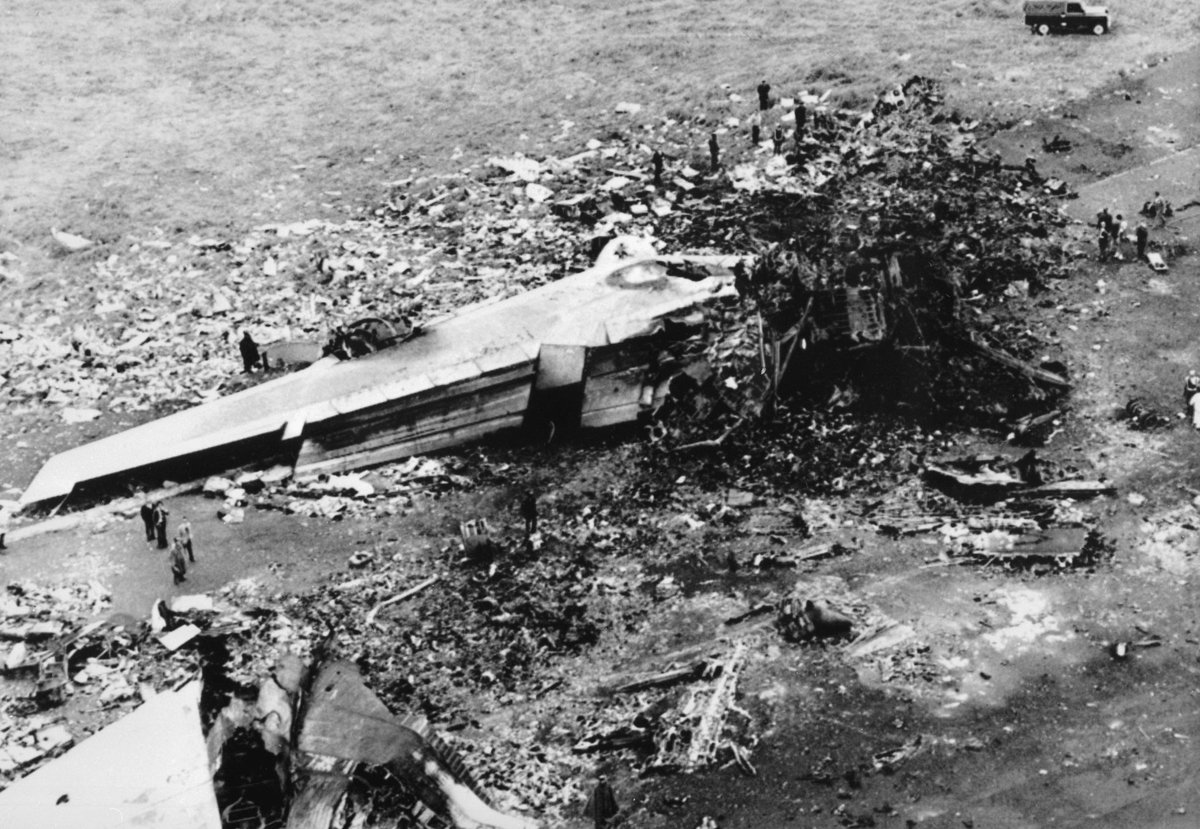 in the Canaries. One was approaching take-off speed with another aircraft taxiing towards it on the runway. 583 people died. It’s the deadliest disaster in commercial aviation history.The investigation found two main root causes. Firstly, use of the ambiguous term 'ok' (11/n)