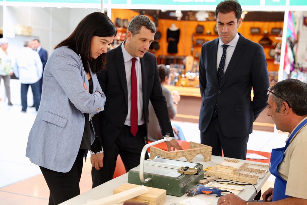 CS_CLM's tweet photo. 👉🏻 Después de atender a los medios de comunicación...

Hemos recorrido @FARCAMA para comprobar, un año más, la gran labor de nuestros artesanos y su originalidad, esfuerzo y esmero a la hora de trabajar cualquier material. 

¡Echa un vistazo aquí!👇🏻 #Farcama https://t.co/e7pmViqi5v